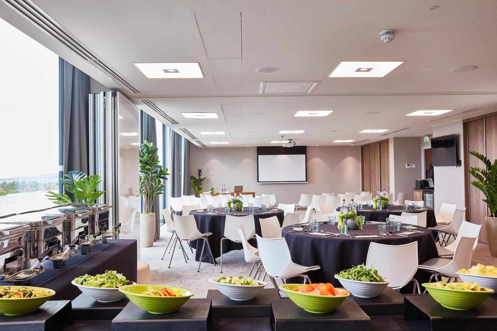 Отель Courtyard By Marriott Edinburgh West Экстерьер фото