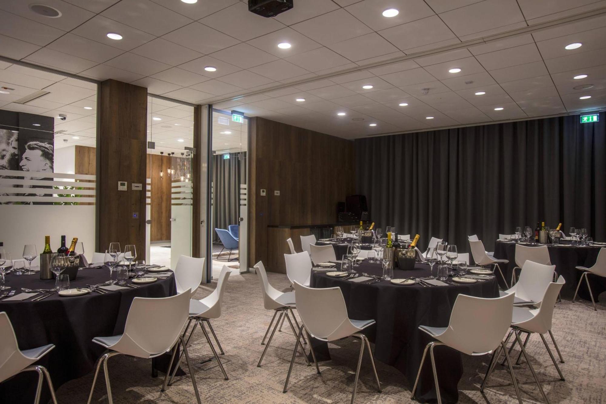 Отель Courtyard By Marriott Edinburgh West Экстерьер фото
