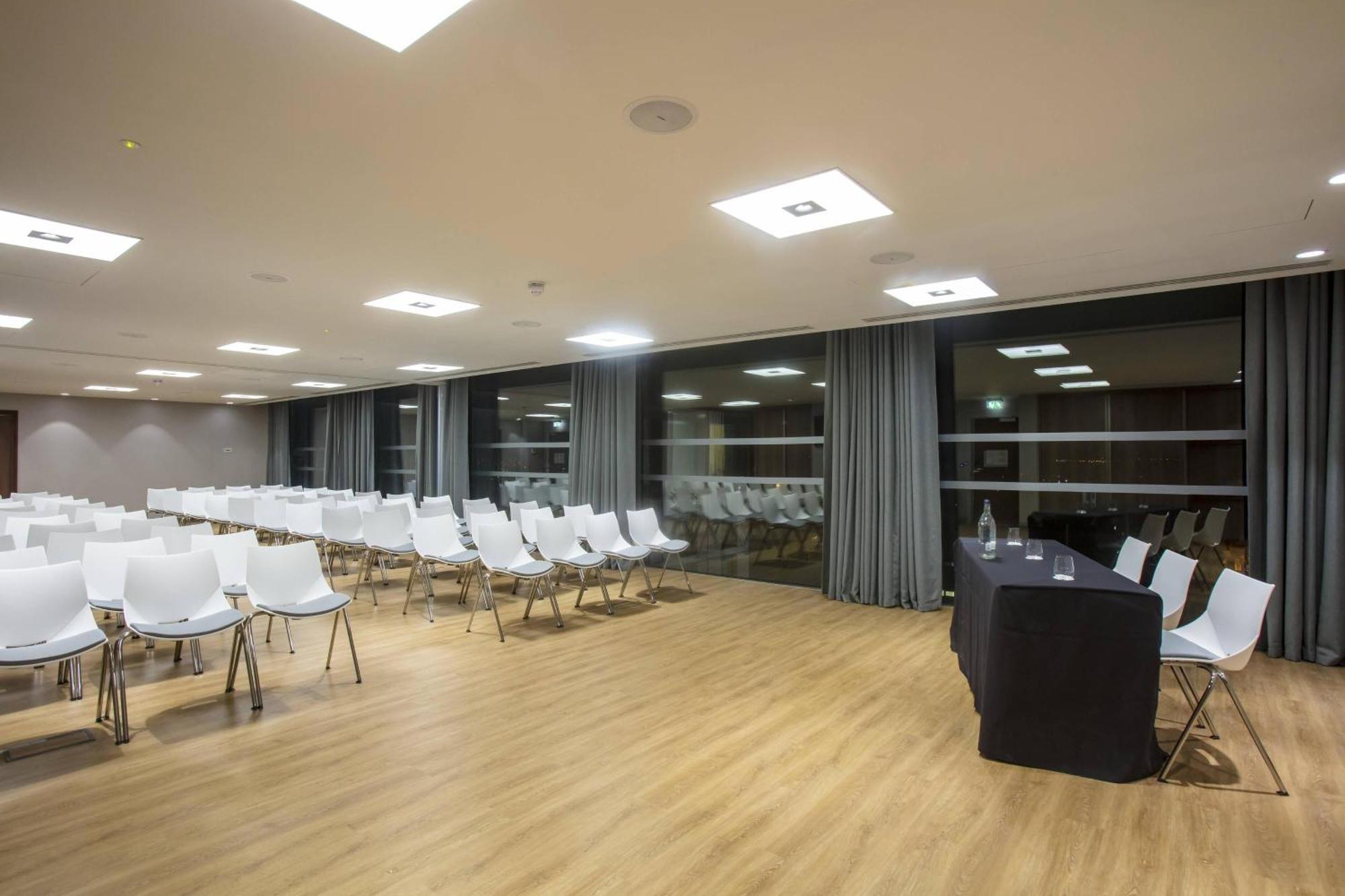 Отель Courtyard By Marriott Edinburgh West Экстерьер фото