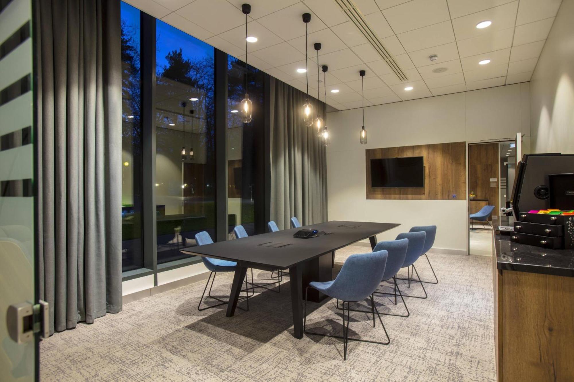 Отель Courtyard By Marriott Edinburgh West Экстерьер фото