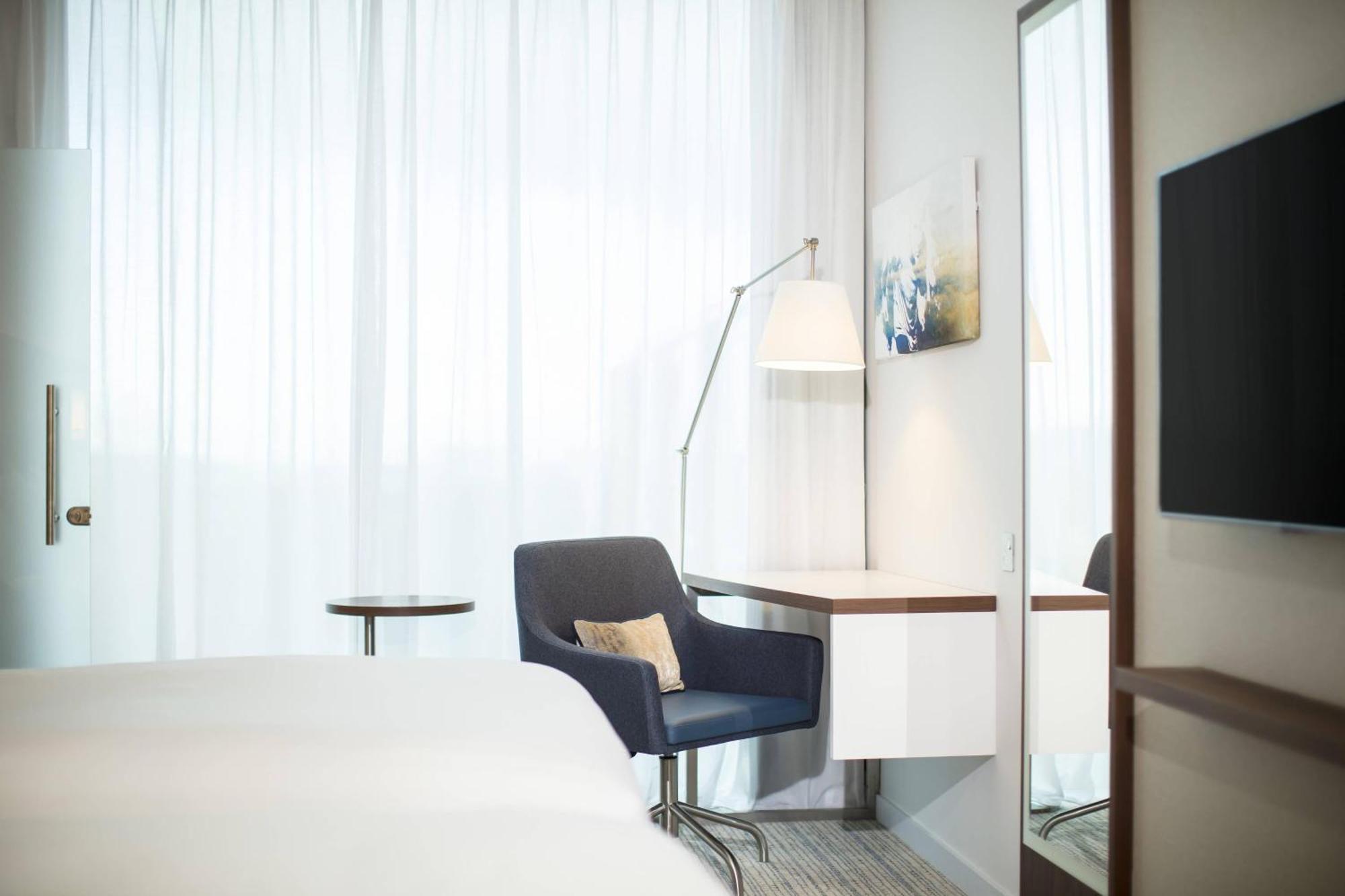 Отель Courtyard By Marriott Edinburgh West Экстерьер фото