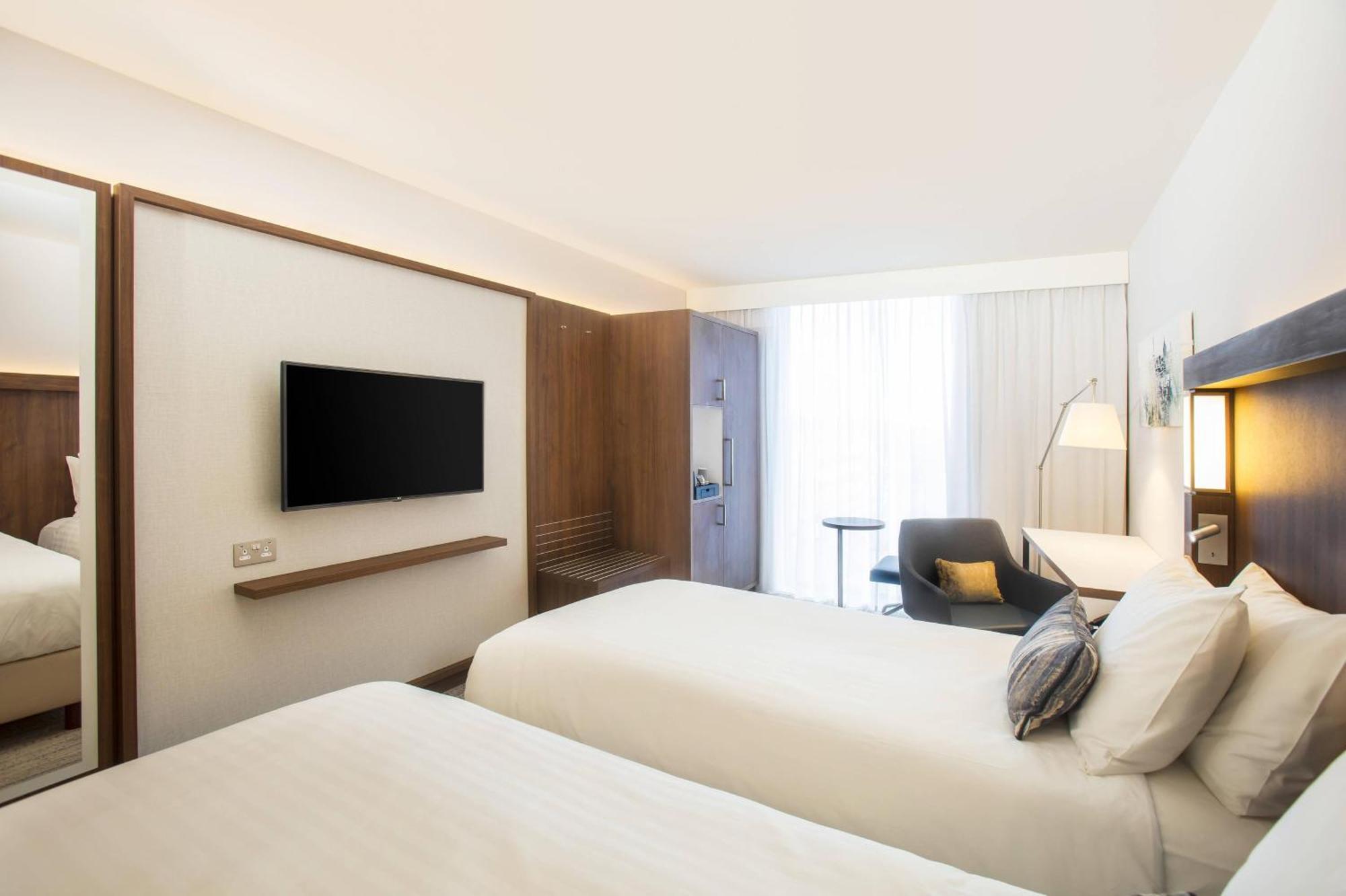 Отель Courtyard By Marriott Edinburgh West Экстерьер фото